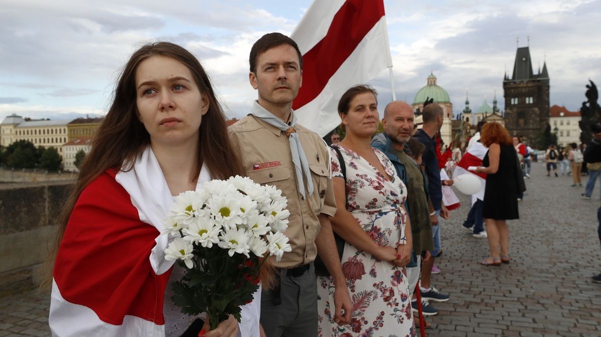 Lidský řetěz v Praze podpořil politické vězně v Rusku a Bělorusku